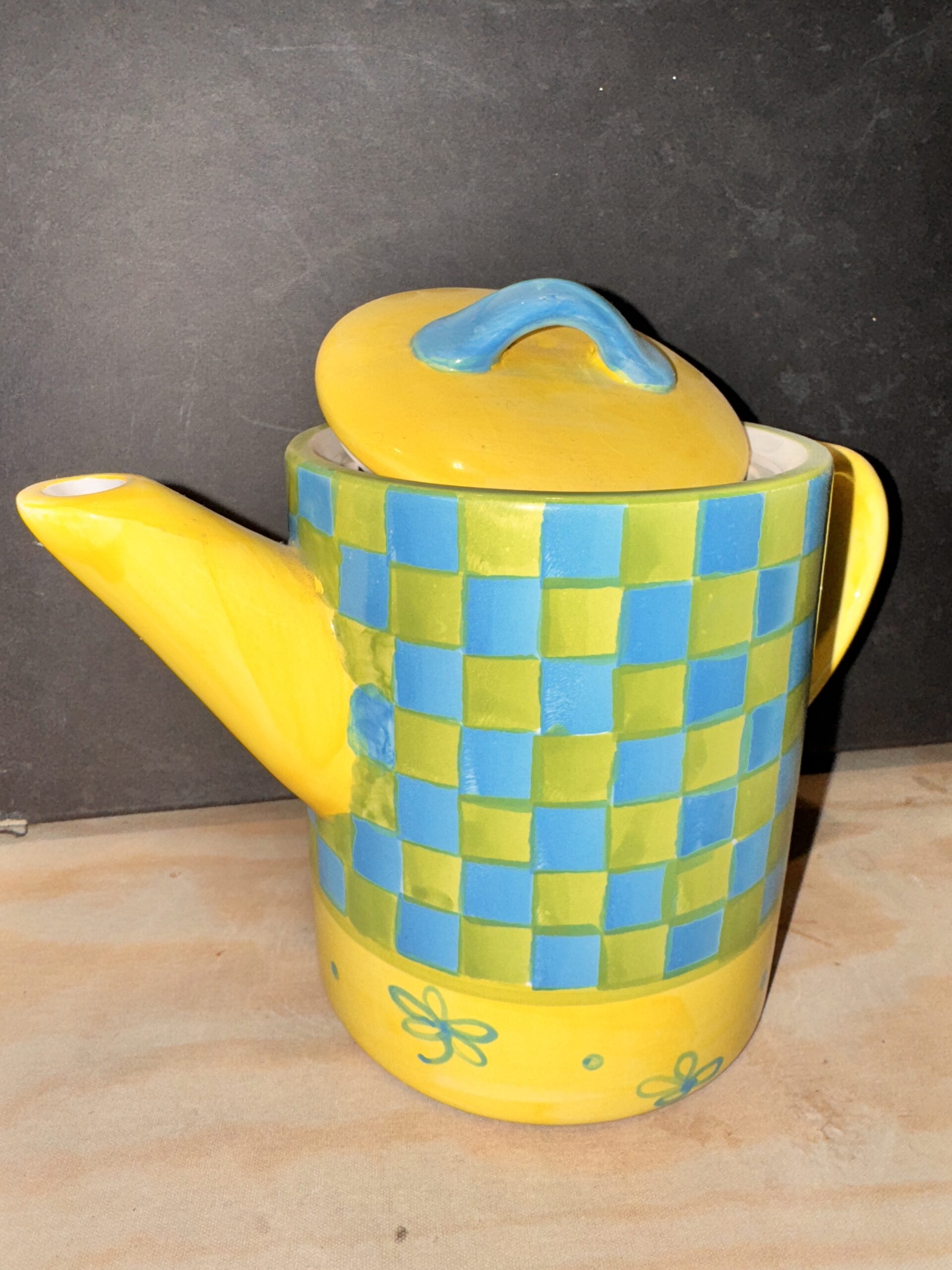 Vrolijk gekleurde theepot