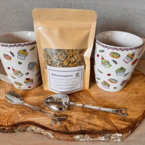 Mokken met gebak en zakje theemix