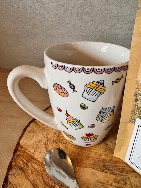 Mokken met gebak en zakje theemix