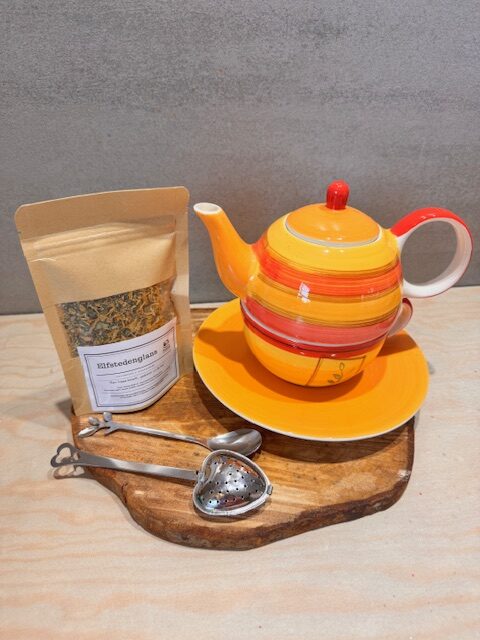Rood-oranje-gele theepot en mok in 1