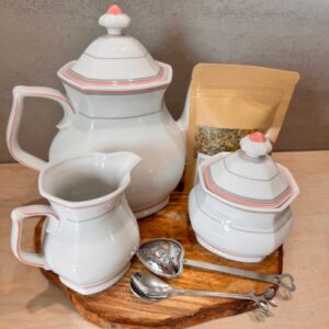 Theepot met bijpassende suikerpot en melkkannetje